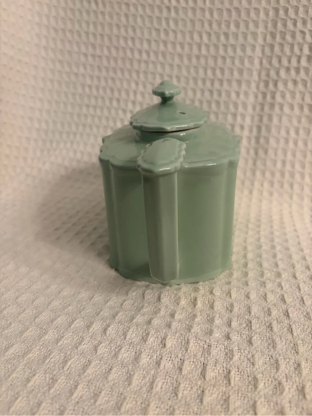 Vintage Hall 1940’s Victorian Collection Mint Green Benjamin Scalloped Teapot